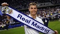 Cristiano Ronaldo slaví zisk špaanělského titulu s Realem Madrid.