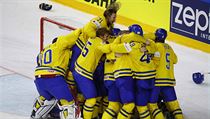 Švédská radost po posledním nájezdu, který Kanaďanům vychytal brankář Henrik...