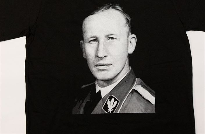 Prodej triček s masovými vrahy Hitlerem nebo Heydrichem povolen. Není to  propagace nacismu, tvrdí policie | Domov | Lidovky.cz