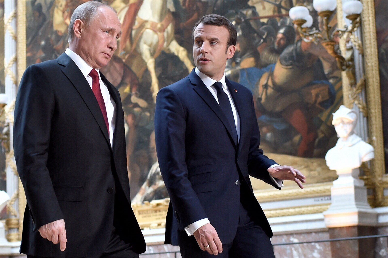 Emmanuel Macron s Vladimir Putin.