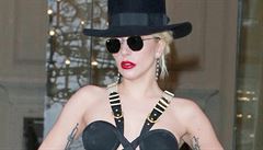 Proboha pro? Tato otázka se asto vloudí, kdy lovk vidí outfity Lady Gaga.