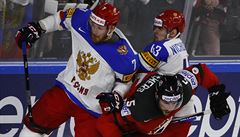 MS v hokeji 2017, semifinále Kanada vs. Rusko: souboj u mantinelu.