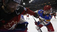 MS v hokeji 2017, semifinále Kanada vs. Rusko: kanadský kapitán Giroux v ruském...