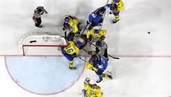 MS v hokeji 2017, semifinále védsko vs. Finsko: závar ped védskou brankou.
