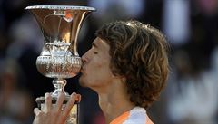 Nmec Alexander Zverev s trofejí pro vítze turnaje v ím.