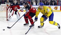MS v hokeji 2017, finále Kanada vs. védsko: Calvin de Haan bojuje o kotou s...
