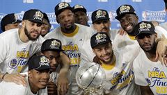 Basketbalisté Golden State Warriors slaví postup do finále NBA.