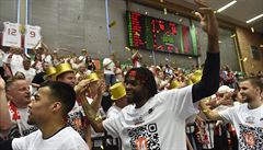 Basketbalisté Nymburka slaví s fanouky zisk titulu.