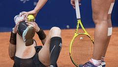 �e�ka Barbora Krej�íková a její zran�ná soupe�ka Laura Siegemundová.