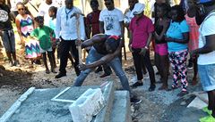 Usain Bolt pomáhá kopat hrob pro svého kamaráda.