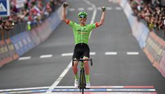 Francouz Pierre Rolland slaví triumf v 17. etap Giro dItalia 2017.