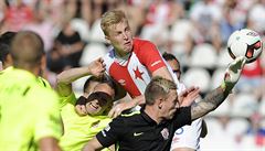 30. kolo první fotbalové ligy -  Slavia vs. Brno. Michal Frydrych (nahoe) ze...