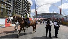 Policie hlídá Wembley Stadium ped finále F.A. Cupu mezi Arsenalem a Chelsea.