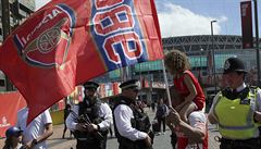 Policie hlídá Wembley Stadium ped finále F.A. Cupu mezi Arsenalem a Chelsea.