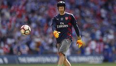 Gólman Arsenalu Petr �ech p�ed výkopem finále F.A. Cupu mezi jeho celkem a...