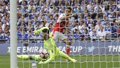 Finále F.A. Cupu Arsenal vs. Chelsea: Alexis Sanchez pekonává gólmana Chelsea...