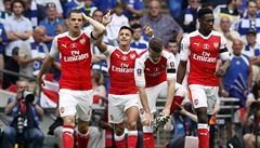 Finále F.A. Cupu Arsenal vs. Chelsea: Alexis Sanchez (druhý zleva) slaví svj...