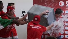 Fotbalist Slavie vtrhli na tiskovku a polili pivem a ledovou vodou ilhavho