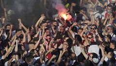 Mistrovské oslavy na Strahov, hrái Slavie v zajetí fanouk.