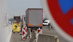Hazard na silnici. Balkánští řidiči kamionů si dělají z českých dálnic parkoviště