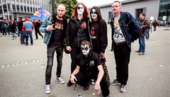 Fanouci skupiny Kiss ped koncertem.