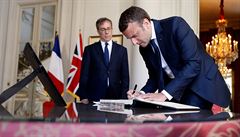 Francouzský prezident Emmanuel Macron podepisuje kondolenní knihu na Britské...