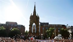 Tisíce lidí se shromádily na námstí svatého Alberta v Manchesteru k pietní...
