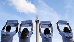 Lidé se seli i na Trafalgar Square v Londýn.