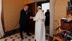 Pape Frantiek pijal na audienci prezidenta Spojených stát Donalda Trumpa.