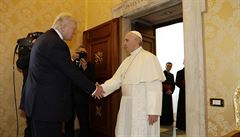 Pape Frantiek vítá Donalda Trumpa.