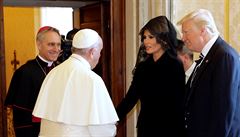 Pape Frantiek si podává ruku se enou Donalda Trumpa Melanií.