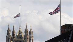 Kvli útokm v Manchesteru visí vlajky na britském parlamentu jen na pl erdi.