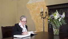 Britské velvyslanectví v Praze otev�elo 24. kv�tna kondolen�ní knihu za ob�ti...