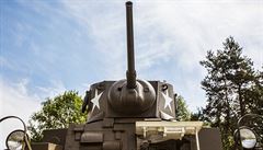 elní pohled na americký lehký tank M3A1 s oteveným przorem idie.
