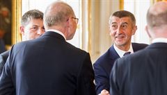 Bývalý ministr financí Andrej Babi si podává ruku s nov jmenovaným ministrem...