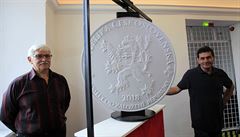 V Brně představili model největší mince světa. Má průměr 90 centimetrů