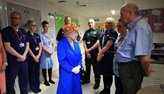 Královna Albta II. mluví s personálem nemocnice, která pijala obti útoku v...