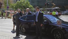 Prezident Milo Zeman s manelkou Ivanou dorazil ped Krajský úad.