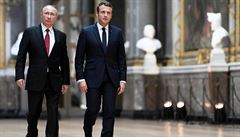 Emmanuel Macron a Vladimir Putin jednali ve Versailles.