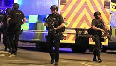 Tce ozbrojení policisté u Manchester Areny.