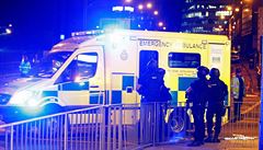 Speciální jednotky policie a záchraná�i u Manchester Areny.