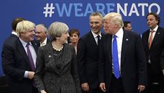 Setkání NATO. Britská premiérka Theresa Mayová se dívá na Donalda Trumpa, který...