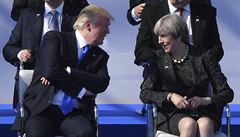 Britská premiérka Theresa Mayová hovoí s americkým prezidentem Donaldem...