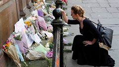ena si prohlíí kvtiny a vzkazy pro obti teroristického útoku v Manchesteru.