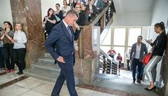 Namkko. Andrej Babi za potlesku zamstnanc ministerstva financí odchází.