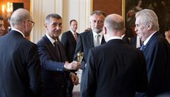 Pípitek novému ministrovi financí Ivanu Pilnému (vlevo). Zprava: prezident...