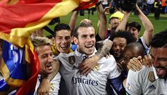 Gareth Bale (uprosted) slaví se svými spoluhrái z Realu Madrid panlský...