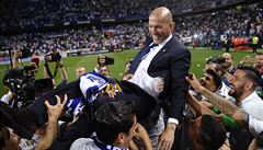 Kou Realu Zinedine Zidane si uívá mistrovské oslavy.