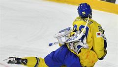 William Nylander skáe na brankáe Henrika Lundqvista, jen práv chytil...