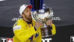 Joel Lundqvist s pohárem pro vítěze mistrovství světa v hokeji. | na serveru Lidovky.cz | aktuální zprávy